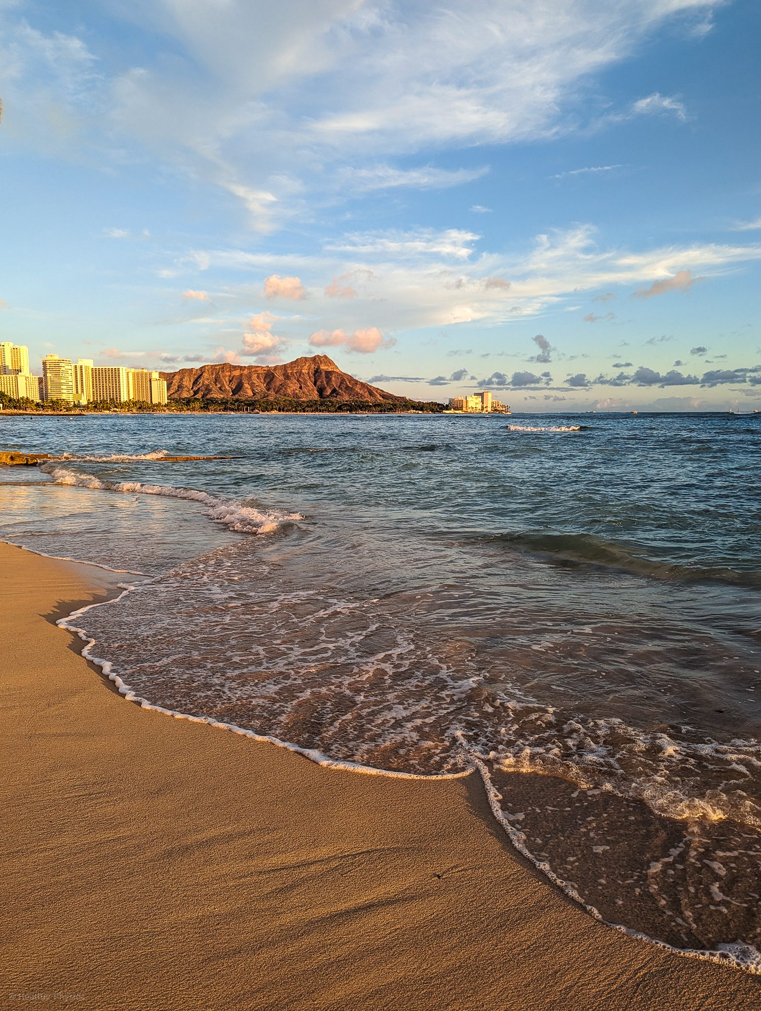 waikīkī-waves-leading-to-diamond-head