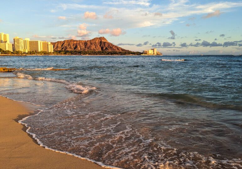 waikīkī-waves-leading-to-diamond-head